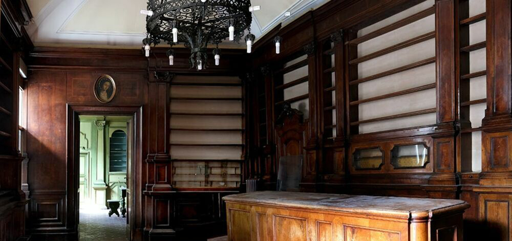 Interno dell'antica farmacia
