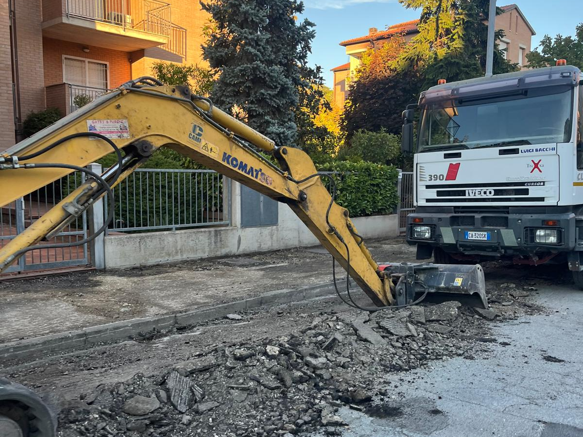 lavori in Via Tobagi ruspa in azione nella sede stradale